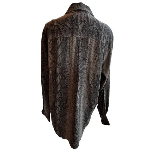 Chico's Design Size 2/ US L Snake Animal Print Blouse Abalone Buttons Longline - Picture 8 of 11
